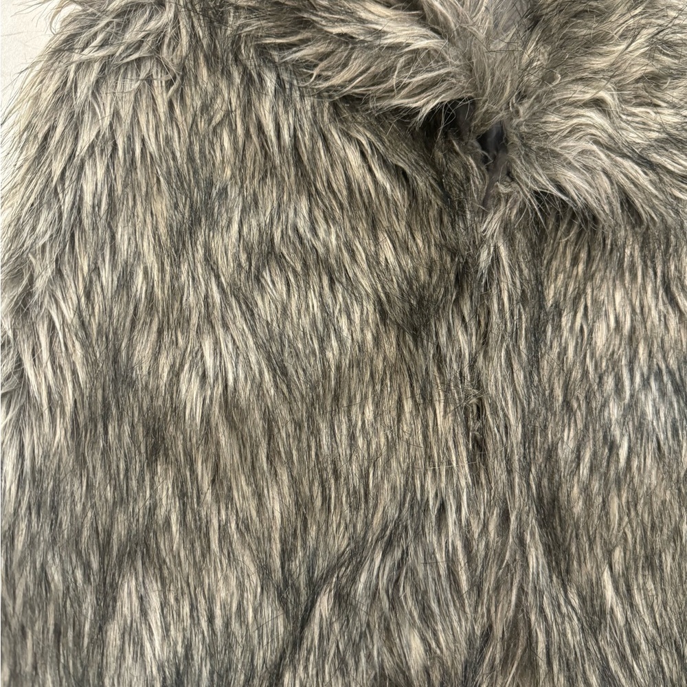 2/$20 Women’s Gorgeous Chic faux fur vest size M trending - Picture 3 of 7